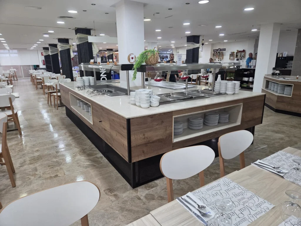 Reforma de buffet de hotel en Benidorm: así fue el cambio estético del Buffet del Hotel Dynastic. Ejecutamos los trabajos en horario nocturno y por fases para mantener el servicio operativo, mejorando la presencia visual del buffet y la experiencia en sala.